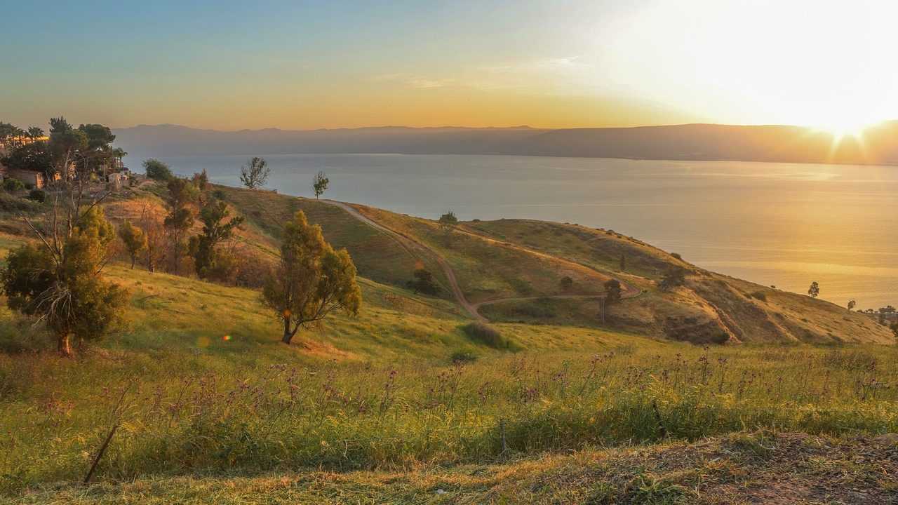 Free things to do in Israel; hiking in the Kinneret